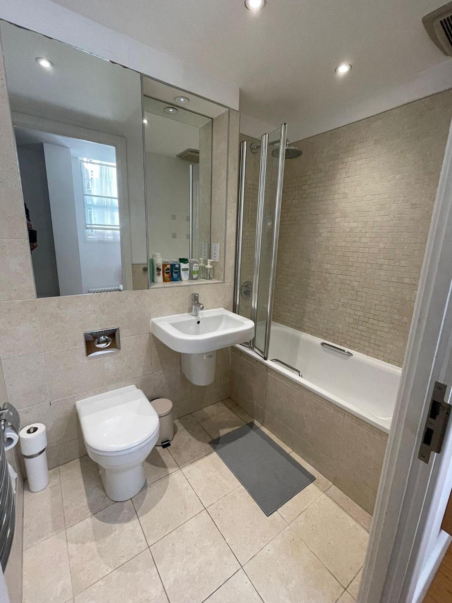 One Bedroom Apartment In Holborn Londra Exterior foto