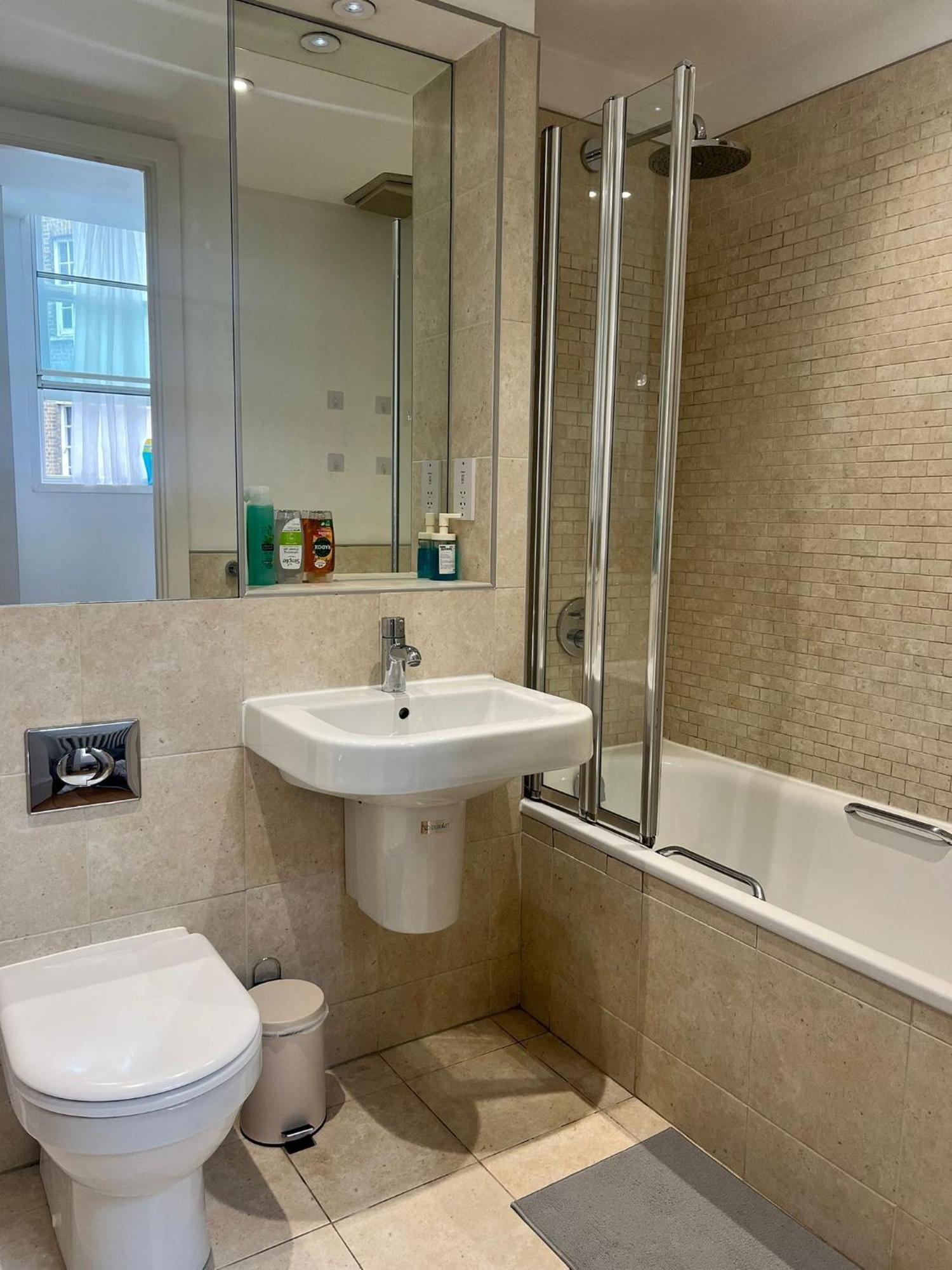 One Bedroom Apartment In Holborn Londra Exterior foto