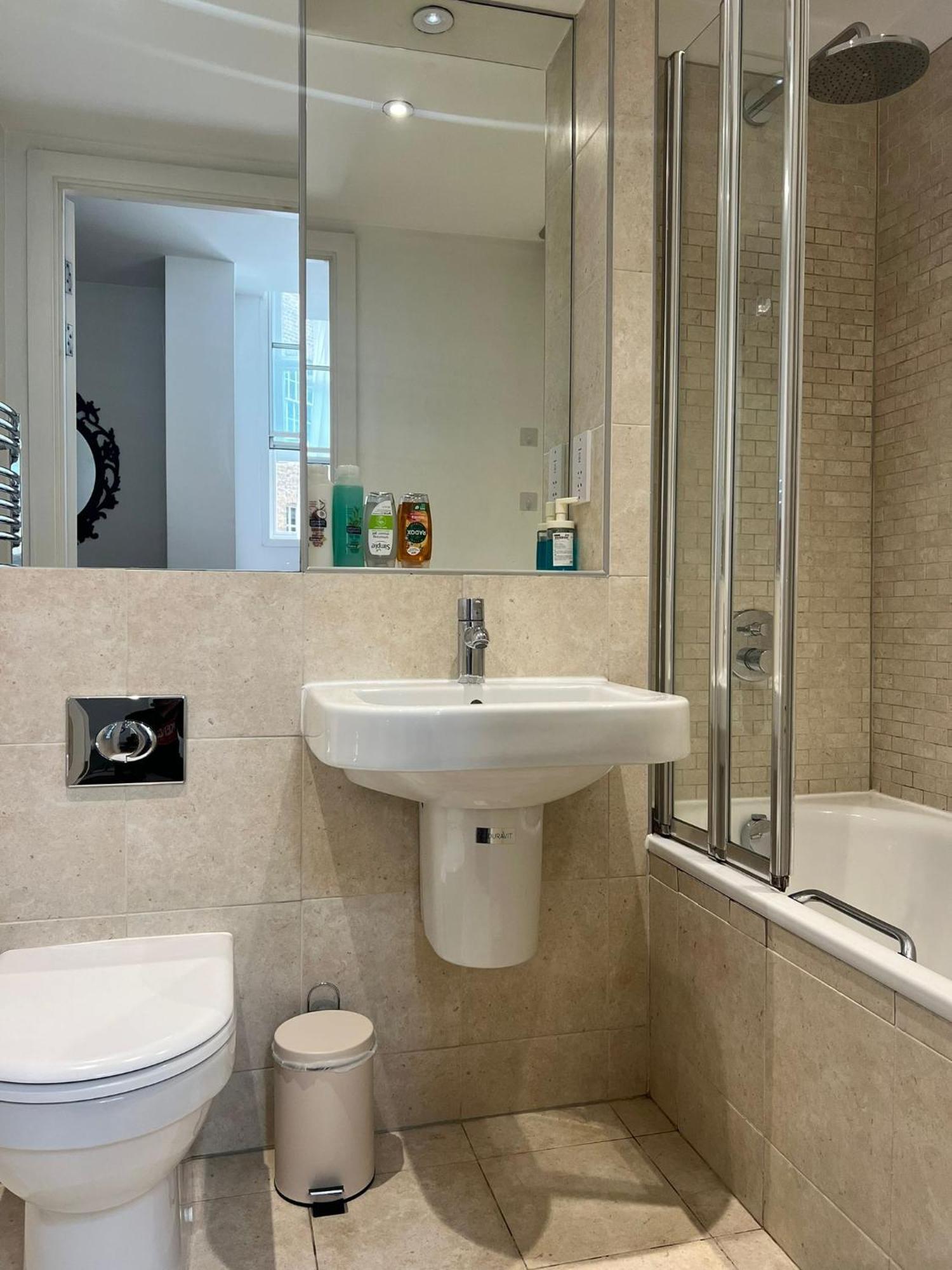 One Bedroom Apartment In Holborn Londra Exterior foto